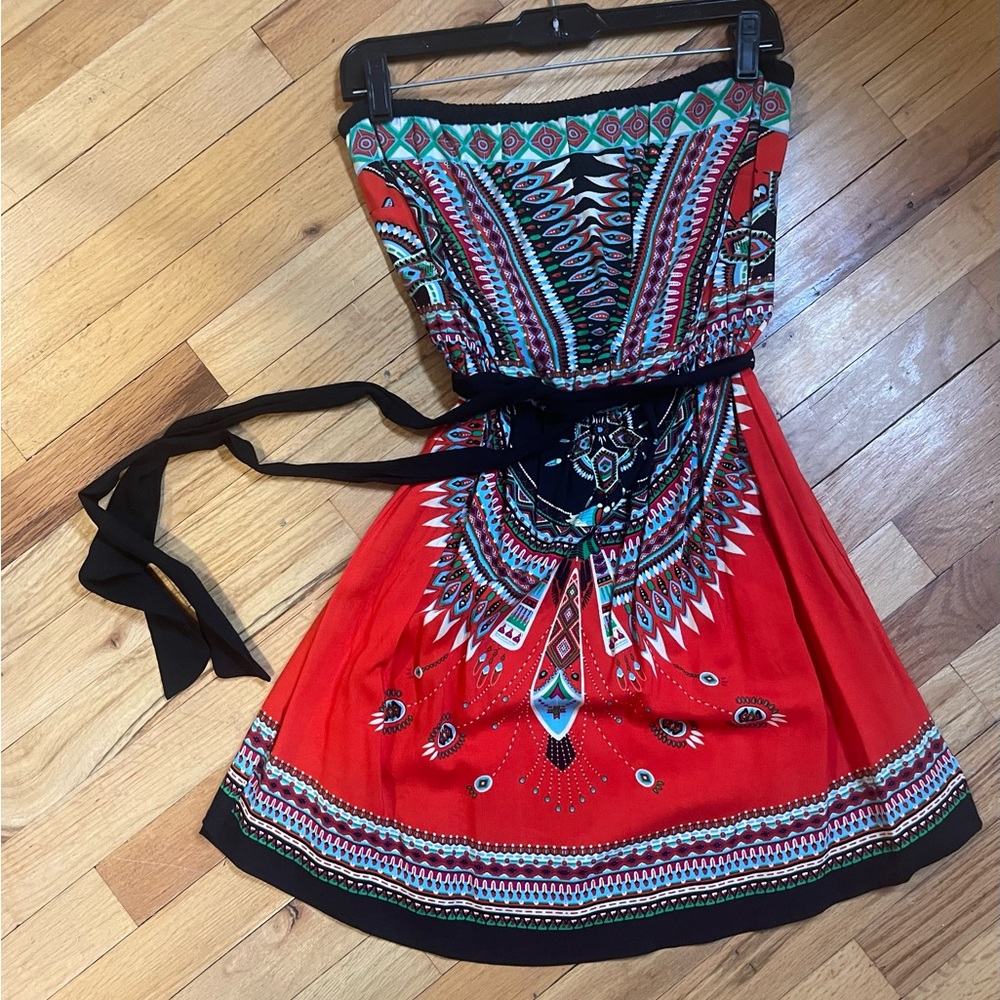 Strapless dress with tie at waist